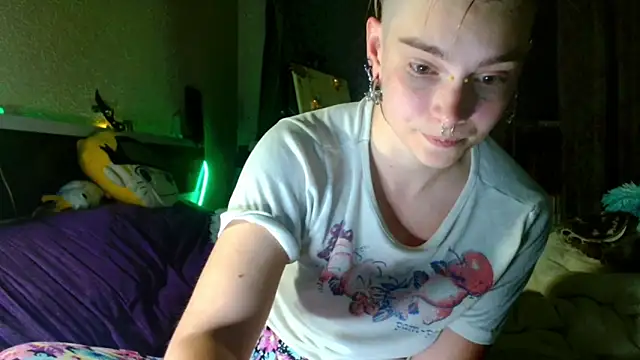 Snapshot of Sophie_Bell chatting on 05-17-26, 08:05 Sophie Bell online show from 05-17-26, 08:05