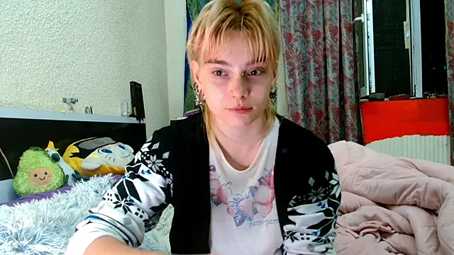 Snapshot of Sophie_Bell chatting on 05-24-26, 06:24 Sophie Bell online show from 05-24-26, 06:24