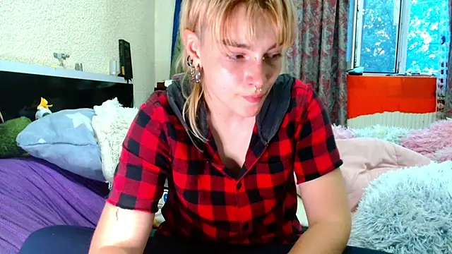 Snapshot of Sophie_Bell chatting on 05-27-26, 05:32 Sophie Bell online show from 05-27-26, 05:32