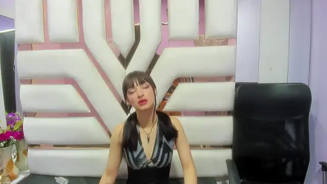 Snapshot of Aurora_18 chatting on 01-17-25, 11:29 Aurora 18 online show from 01-17-25, 11:29