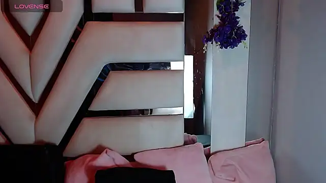 Snapshot of Aurora_18 chatting on 04-23-26, 02:41 Aurora 18 online show from 04-23-26, 02:41