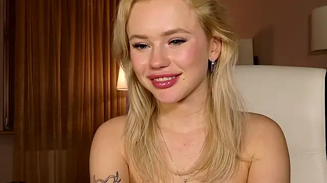 Snapshot of LexieLoree chatting on 12-17-24, 08:12 LexieLoree online show from 12-17-24, 08:12