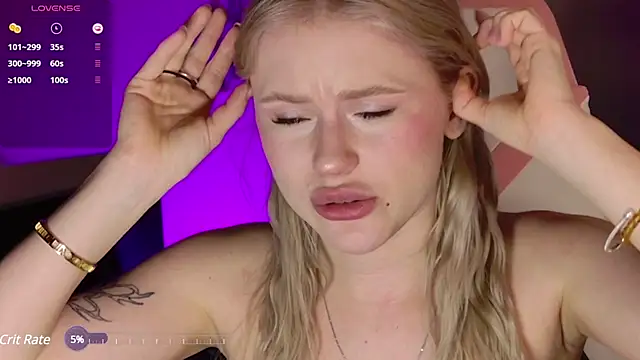 Snapshot of LexieLoree chatting on 03-02-25, 07:10 LexieLoree online show from 03-02-25, 07:10