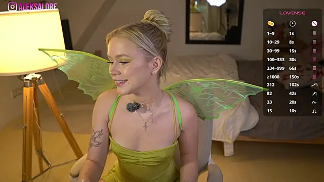 Snapshot of LexieLoree chatting on 10-31-25, 04:13 LexieLoree online show from 10-31-25, 04:13