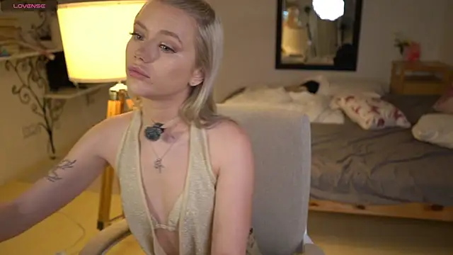 Snapshot of LexieLoree chatting on 11-04-25, 04:00 LexieLoree online show from 11-04-25, 04:00