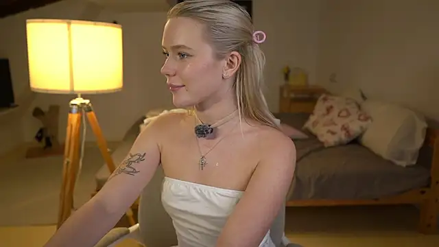 Snapshot of LexieLoree chatting on 11-13-25, 04:17 LexieLoree online show from 11-13-25, 04:17