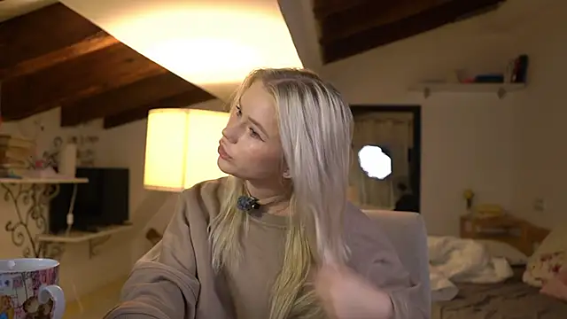 Snapshot of LexieLoree chatting on 11-17-25, 04:07 LexieLoree online show from 11-17-25, 04:07