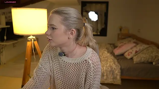 Snapshot of LexieLoree chatting on 11-26-25, 04:02 LexieLoree online show from 11-26-25, 04:02