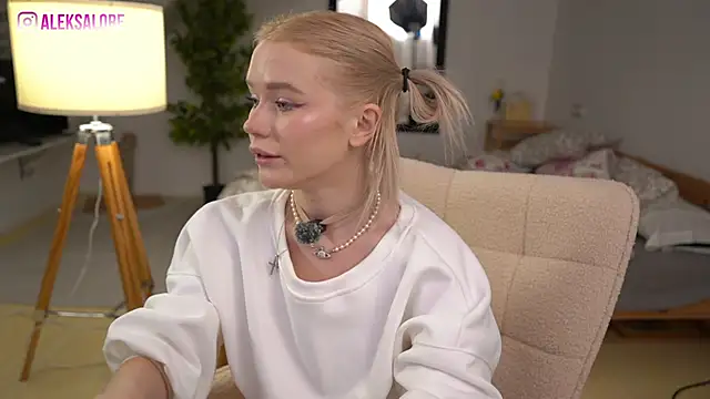 Snapshot of LexieLoree chatting on 12-05-25, 04:10 LexieLoree online show from 12-05-25, 04:10