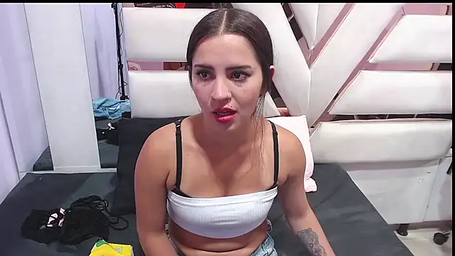 Snapshot of CooperEmma_ chatting on 02-26-26, 02:43 CooperEmma online show from 02-26-26, 02:43