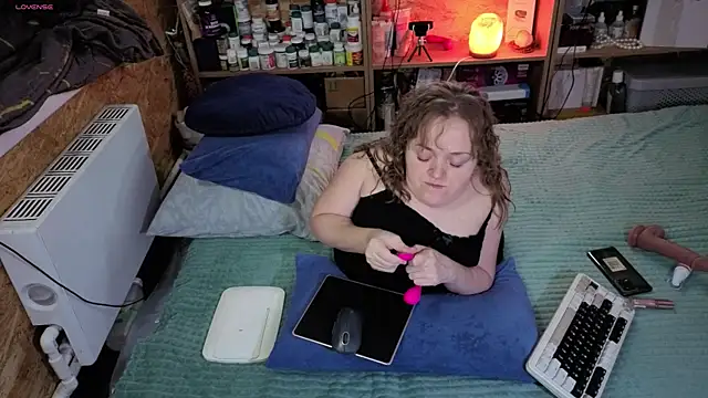 MiniNatalie online show from 11-26-25, 11:33