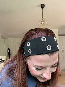 Mia-Minou online show from 05-21-26, 10:00