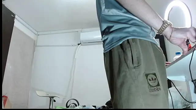 Snapshot of badanyboy chatting on 01-13-26, 05:57 badanyboy online show from 01-13-26, 05:57