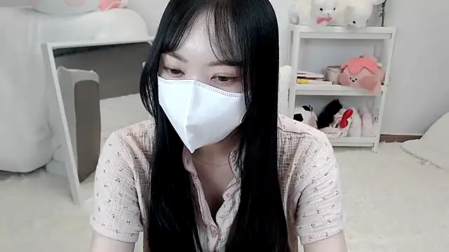 Snapshot of momo_room chatting on 06-15-26, 11:01 momo room online show from 06-15-26, 11:01