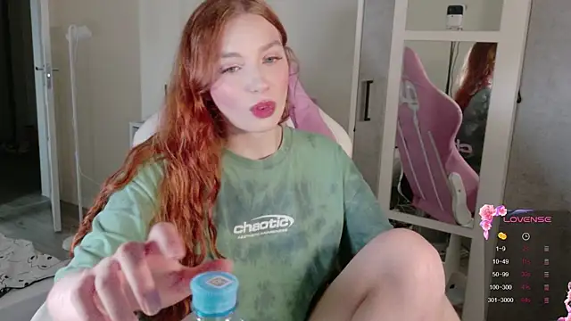 Snapshot of cinnabon_girls chatting on 12-18-25, 02:39 cinnabon girls online show from 12-18-25, 02:39