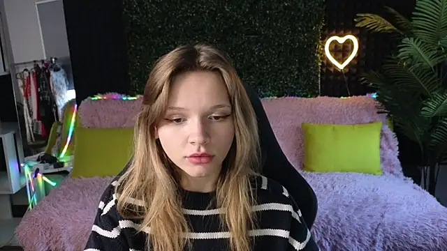 Snapshot of LitaBrom chatting on 10-01-25, 01:33 LitaBrom online show from 10-01-25, 01:33