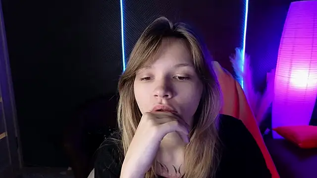 Snapshot of LitaBrom chatting on 10-05-25, 01:37 LitaBrom online show from 10-05-25, 01:37