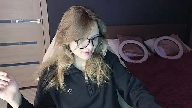 Snapshot of LitaBrom chatting on 10-18-25, 02:03 LitaBrom online show from 10-18-25, 02:03