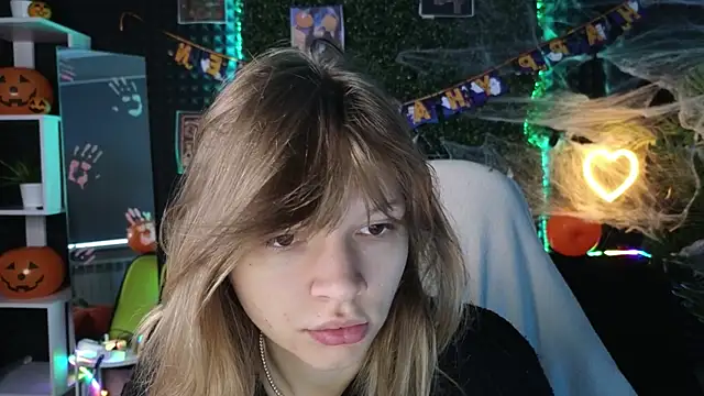 Snapshot of LitaBrom chatting on 10-21-25, 01:39 LitaBrom online show from 10-21-25, 01:39