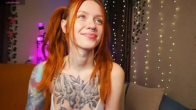 Snapshot of _SweetFox_ chatting on 11-14-25, 02:32 SweetFox online show from 11-14-25, 02:32