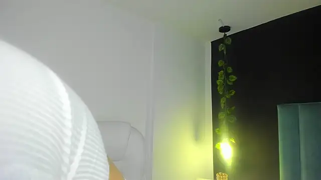 Snapshot of HarleyQueen_Robbie chatting on 12-15-24, 04:26 HarleyQueen Robbie online show from 12-15-24, 04:26