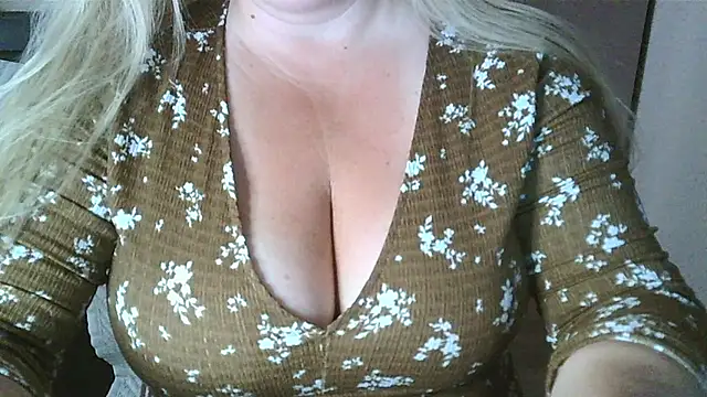 Snapshot of yourmarisexy chatting on 07-20-26, 10:39 yourmarisexy online show from 07-20-26, 10:39