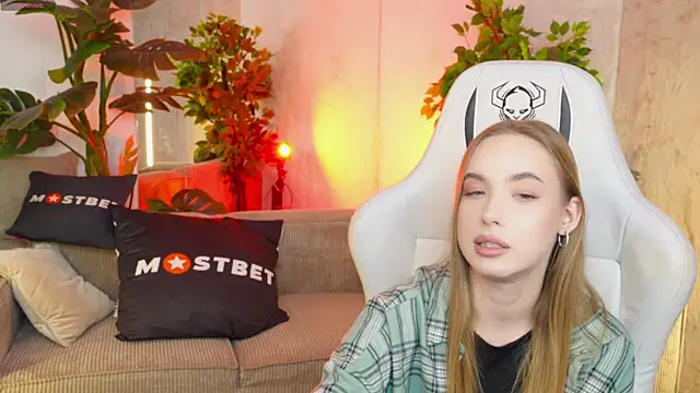 Snapshot of Linda054 chatting on 12-14-24, 06:09 Linda054 online show from 12-14-24, 06:09