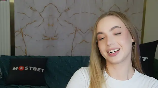 Snapshot of Linda054 chatting on 12-15-24, 06:48 Linda054 online show from 12-15-24, 06:48