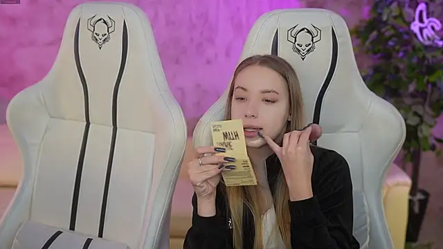 Snapshot of Linda054 chatting on 01-15-25, 03:50 Linda054 online show from 01-15-25, 03:50