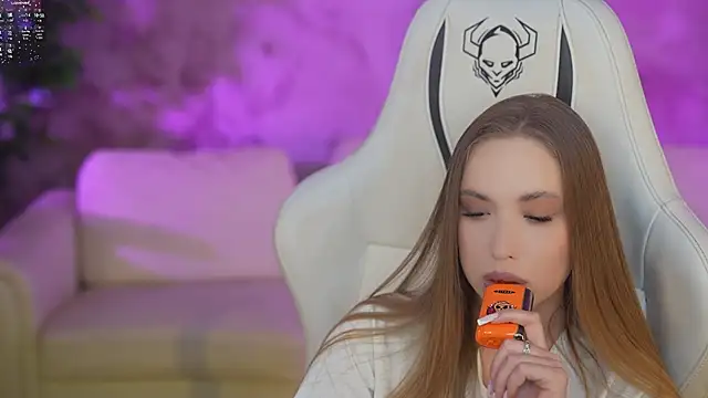 Snapshot of Linda054 chatting on 02-18-25, 12:59 Linda054 online show from 02-18-25, 12:59