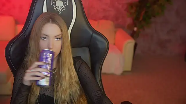 Snapshot of Linda054 chatting on 09-19-25, 12:02 Linda054 online show from 09-19-25, 12:02