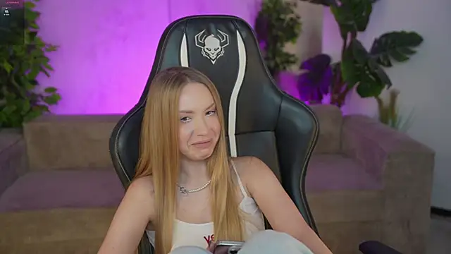 Snapshot of Linda054 chatting on 09-26-25, 12:36 Linda054 online show from 09-26-25, 12:36