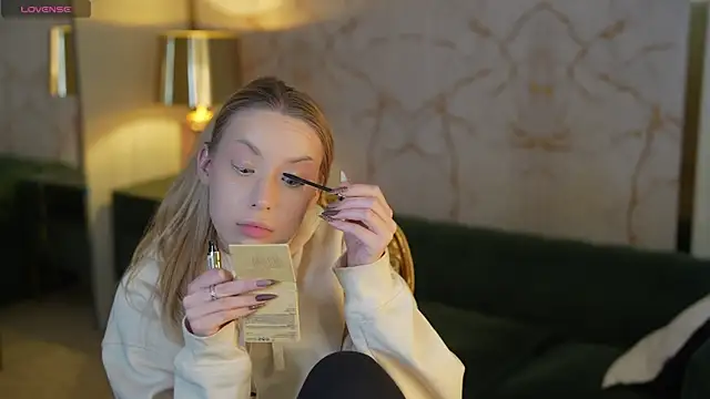 Snapshot of Linda054 chatting on 09-30-25, 12:59 Linda054 online show from 09-30-25, 12:59