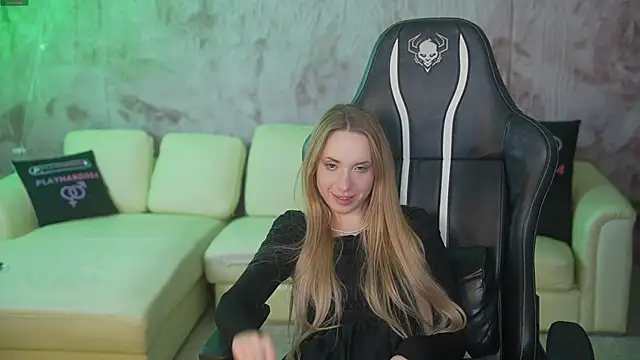 Snapshot of Linda054 chatting on 10-18-25, 05:43 Linda054 online show from 10-18-25, 05:43