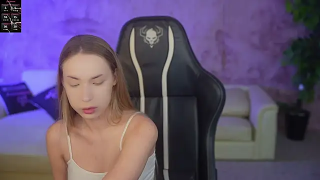 Snapshot of Linda054 chatting on 10-20-25, 11:27 Linda054 online show from 10-20-25, 11:27