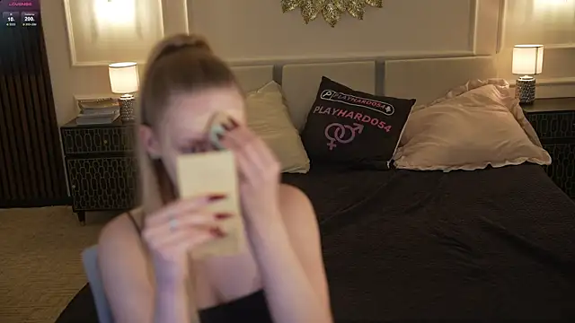 Snapshot of Linda054 chatting on 10-26-25, 12:11 Linda054 online show from 10-26-25, 12:11