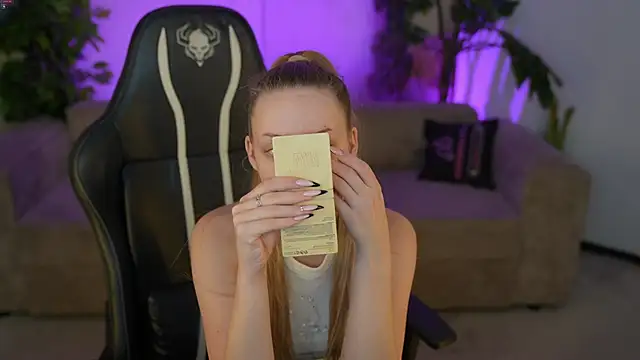 Snapshot of Linda054 chatting on 11-15-25, 05:49 Linda054 online show from 11-15-25, 05:49