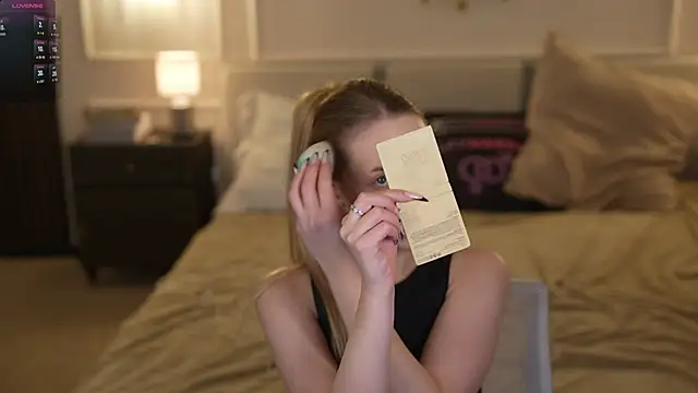 Snapshot of Linda054 chatting on 11-19-25, 01:27 Linda054 online show from 11-19-25, 01:27