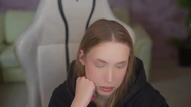 Snapshot of Linda054 chatting on 12-02-25, 12:27 Linda054 online show from 12-02-25, 12:27