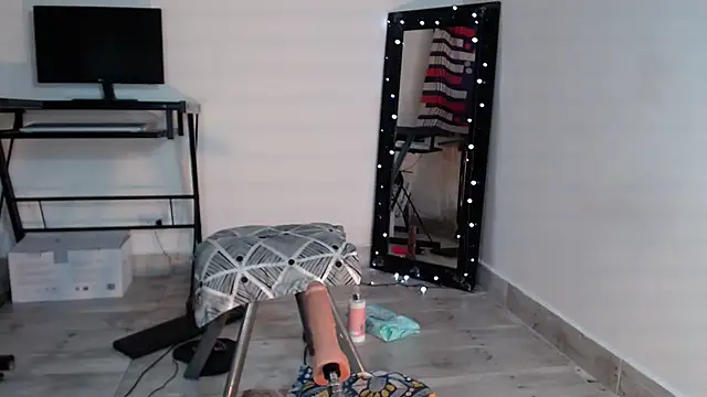 Snapshot of Amelie_hills02 chatting on 02-08-25, 12:17 Amelie hills02 online show from 02-08-25, 12:17