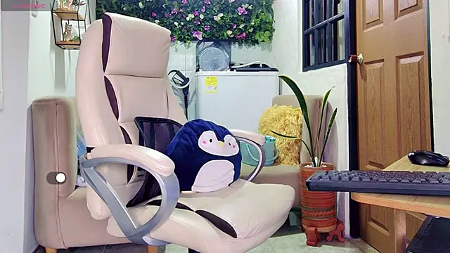 yanella fire online show from 04-12-26, 12:32