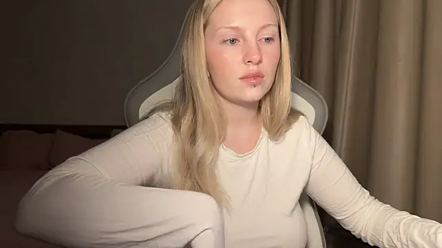 Snapshot of x_ivy_x chatting on 11-19-25, 04:07 x ivy x online show from 11-19-25, 04:07