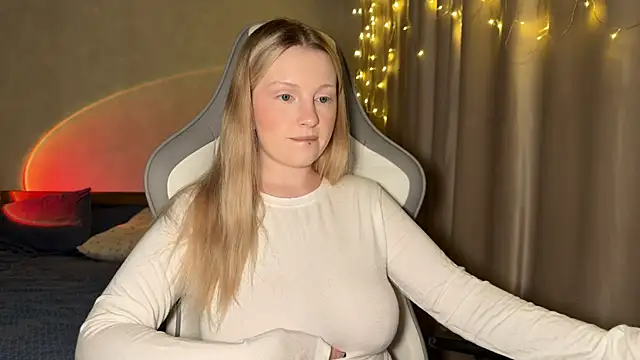 Snapshot of x_ivy_x chatting on 12-20-25, 04:47 x ivy x online show from 12-20-25, 04:47