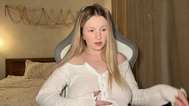 Snapshot of x_ivy_x chatting on 01-06-26, 03:49 x ivy x online show from 01-06-26, 03:49