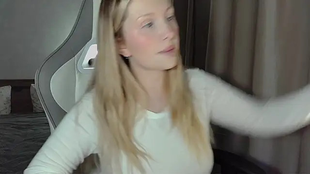 Snapshot of x_ivy_x chatting on 02-15-26, 05:20 x ivy x online show from 02-15-26, 05:20