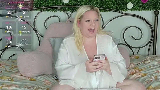 Snapshot of siennaxluxx chatting on 05-08-26, 02:39 siennaxluxx online show from 05-08-26, 02:39