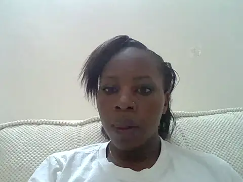 Snapshot of Queen_loveer chatting on 12-18-25, 01:17 Queen loveer online show from 12-18-25, 01:17