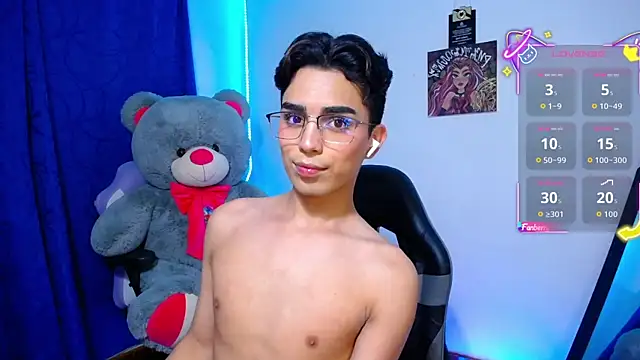Snapshot of OwenBluee chatting on 06-18-26, 06:24 OwenBluee online show from 06-18-26, 06:24