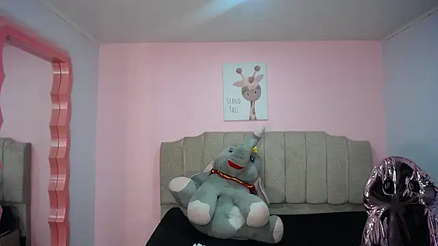 Snapshot of lizzyluk_ch chatting on 02-24-25, 08:14 lizzyluk ch online show from 02-24-25, 08:14