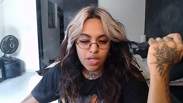 Snapshot of lolafairytail chatting on 11-21-25, 05:22 lolafairytail online show from 11-21-25, 05:22